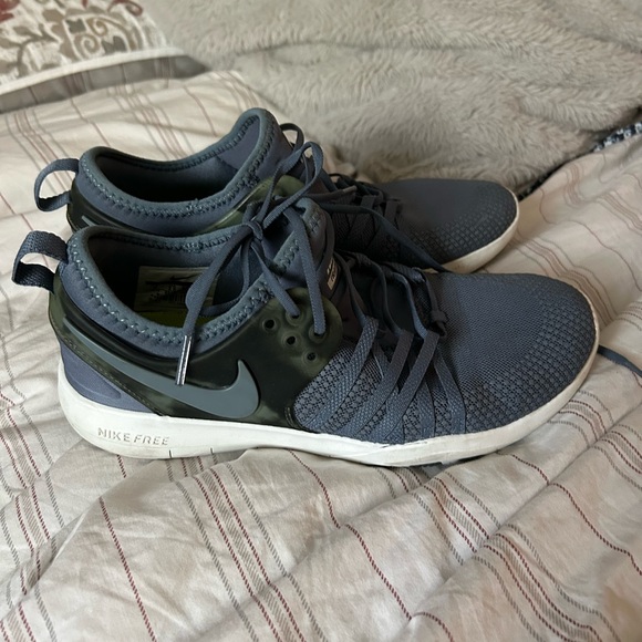 Barely used Nike running shoes - Picture 2 of 3